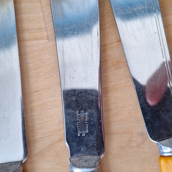 Mixed Lot of 37 Vintage Mid-Century Bakelite Utensils in Yellow-Orange. - Picture 10 of 10